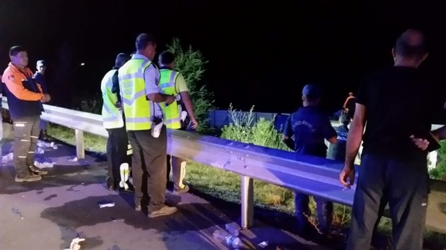 Şarampole yuvarlanan otobüsteki yolcular ambulanslarla en yakın hastanelere taşındı.