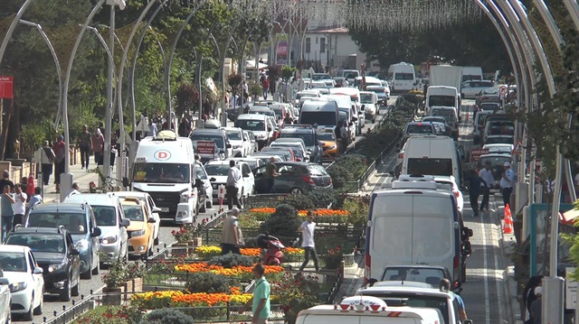 Bayburt kent meydanında araç yoğunluğu göze çarparken, trafik polislerinin yoğun mesai harcadığı öğrenildi.