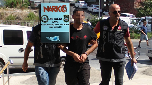 Polisleri görünce uyuşturucu hap dolu poşeti yutmaya çalışan zanlı kısa bir kovalamacanın ardından yakalandı.