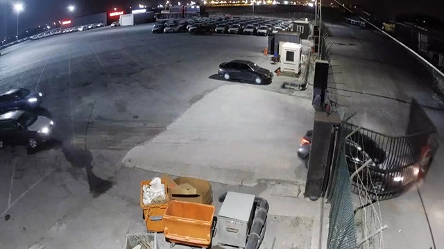 Çaldıkları sıfır kilometre araçlarla demir kapıyı kırıp kaçtılar