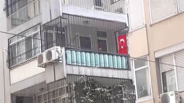 Papaz Brunsonun evine Türk bayrağı asıldı