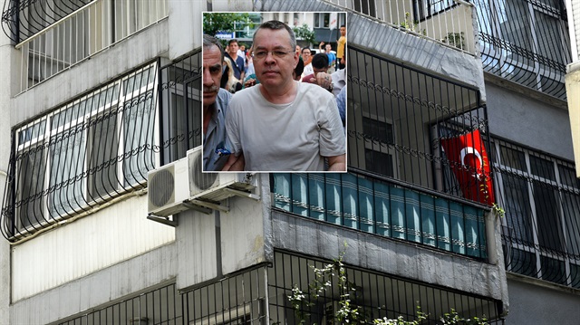 ABD'li Rahip Brunson'un evinin balkonuna Türk bayrağı asıldı.