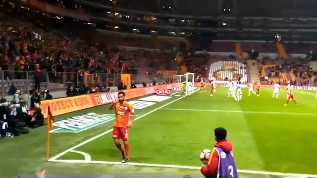 Selçuk taraftarın dediğini yapıp kaleye vuruyor