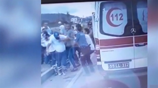 Ambulans şoförüne saldırı kamerada