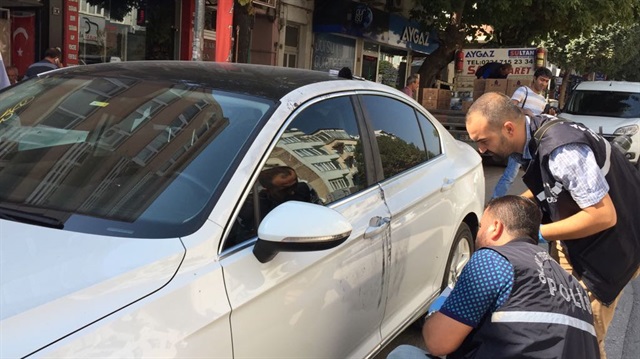 Önce araba taş atan hırsız, şoförün durmasını fırsat bilip araçta bulunan paraları çalarak kayıplara karıştı.