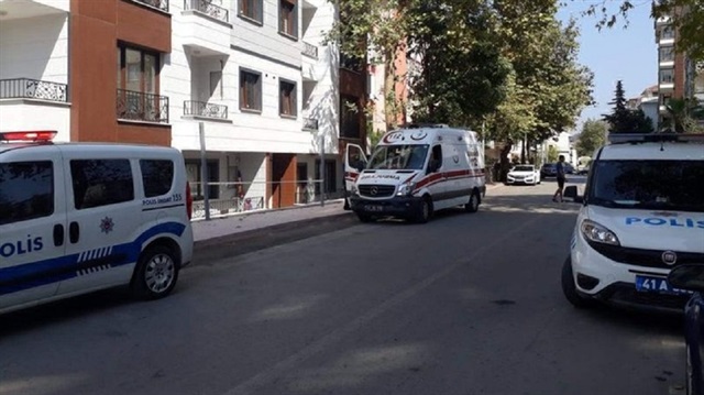 İhbar üzerine olay yerine gelen sağlık ekipleri, genç adamın evde hayatını kaybettiğini belirledi.