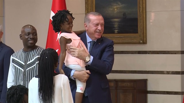 Erdoğan, sevimli bebeğin elini öperek yakından ilgilendi