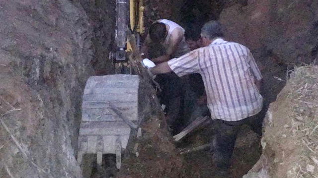 Olayı gören vatandaşlarca göçük altından çıkarılmaya çalışılan Kılıç, uzun uğraşlara rağmen kurtarılamadı.