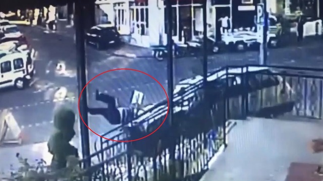 Freni tutmayan otomobil yayayı yola savurdu