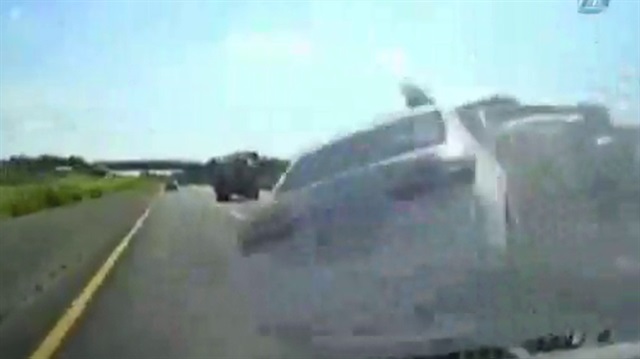 Taklalar atan otomobilden dışarı fırladı