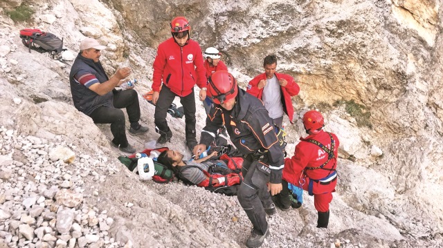 Soylu, yaklaşık 2 bin 800 metre yükseklikte kayalık alana çakıldı.