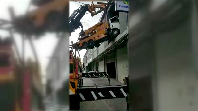 Araç üstü vinci taşıyan dev vincin devrilme anı kamerada