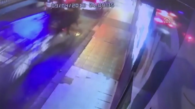 Faytona koşulan at korna sesinden ürkünce otomobilin üzerine çıktı