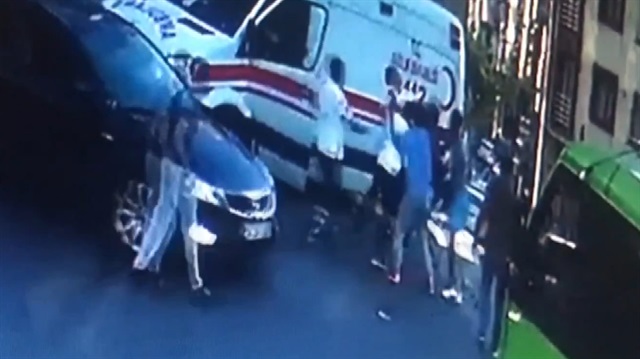 Sağlık görevlilerine saldırı kamerada