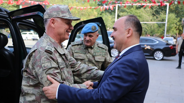 Kara Kuvvetleri Komutanı Orgeneral Ümit Dündar (solda) ve Isparta Valisi Şehmus Günaydın (sağda)