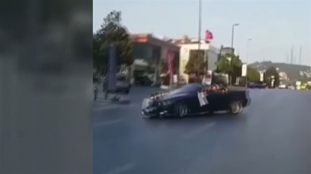 Yolu kapatıp gelin arabasıyla drift yaptı