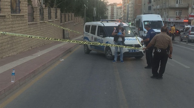 Otomobildeki 2 kişi gözaltına alınırken, kaçan diğer şüphelilerin yakalanması için polis ekipleri kent genelinde geniş çaplı çalışma başlattı