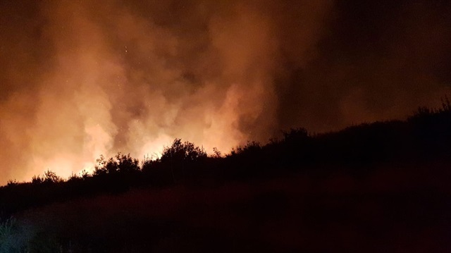 Yangını kontrol altına almak için ekiplerin çalışmaları devam ediyor.