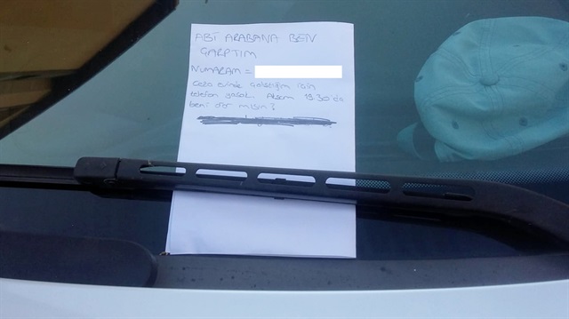 Otomobile çarpan bir sürücü 'Abi arabana ben çarptım' notu bıraktı.
