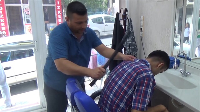 Tıraş sonrası tokatlı yumruklu sopalı 'dayak masajı'