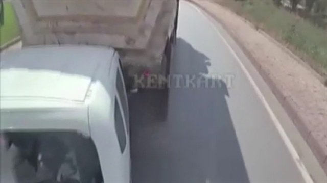 Sinirlenen kamyon şoförü geri vitese takıp aracı ezdi!