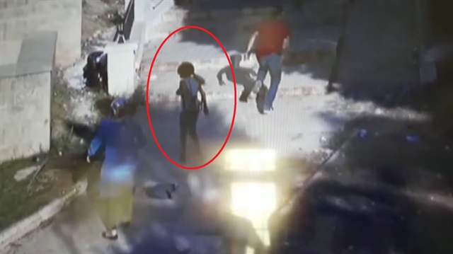 Cesur yürekli dilenci kız bıçaklı kapkaça engel oldu
