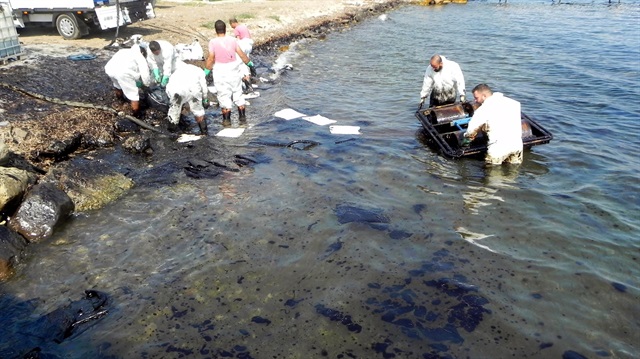 Meydana gelen ağır yakıt sızıntısı sonrası, Çevre ve Şehircilik İl Müdürlüğü ekiplerince temizlenme işlemleri yapıldı.
