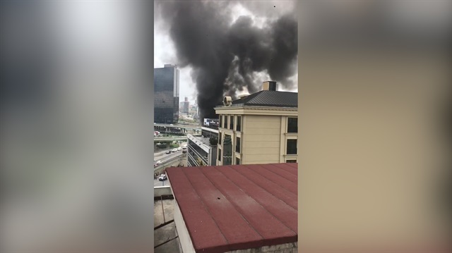 İkitelii'de plaza yangını