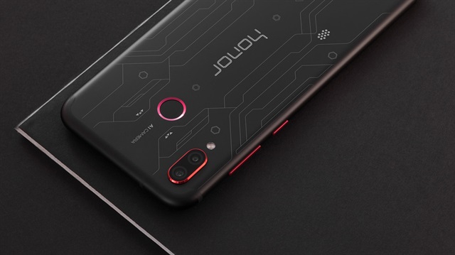 Honor Play, yüksek hızlı ve 8 çekirdekli Kirin 970 yonga setinden güç alıyor.