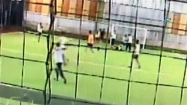 Genç öğretmenin halı sahada ölüm anı kamerada