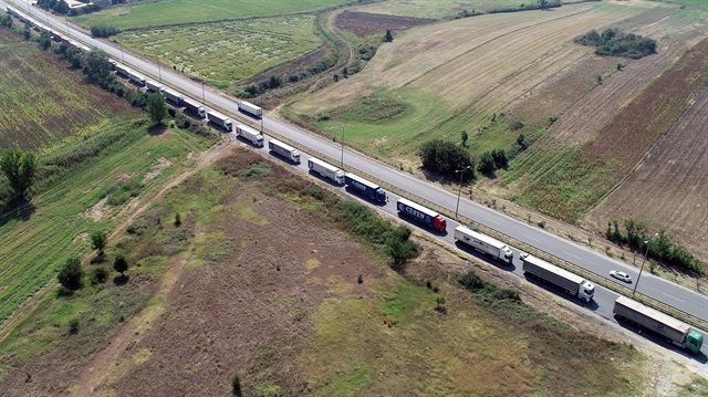 Polis ekipleri sırayı bozan bazı TIR şoförlerine trafik cezası kesti.