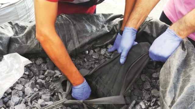 Zehir tacirlerinin keskin kokulu malzeme içine sakladıkları kokaini narkotik köpeği ‘Vira’ buldu.