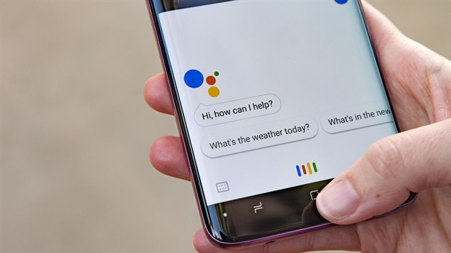 Google Asistan, Android cihazlarda kullanılabiliyor. Rakibi olan Siri, Cortana ve Bixby'den çok daha iyi sonuçlar veriyor.