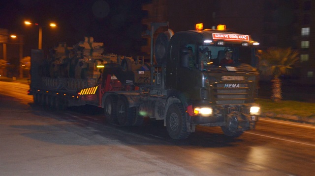 Fırat Kalkanı ve Zeytin Dalı Harekatları sırasında teröristlere karşı etkin kullanılan tank ve obüsler bu kez güvenlik tedbirleri için sınıra sevk ediliyor