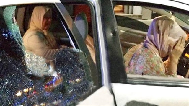 Yunanistan Selanik'te Türk plakalı araca ırkçı saldırı düzenlendi. Araçta 2'si kadın 3 kişi vardı.