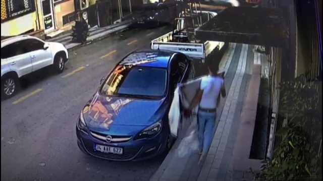 Pişkin hırsızlar çaldıklarını esnafa taşıttı