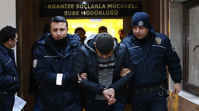 Operasyonla gözaltına alınan isimler, polisler eşliğinde adliyeye sevk edildi.