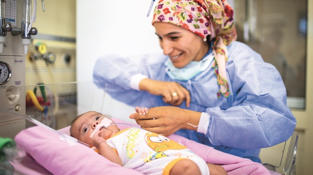 Tedavinin Türkiye’de bir ilk olduğunu söyleyen SBÜ Dr. Zekai Tahir Burak Kadın Sağlığı Eğitim ve Araştırma Hastanesi Yenidoğan Uzmanı Doç. Dr. Cüneyt Tayman, “Biz daha çok kemik ilik kaynaklı kök hücre kullanıyoruz. Bu hastamıza da kemik iliği kaynaklı kök hücre verdik. Bunu kafa içi kanayan yere uyguladık aynı zamanda damar içine de verdik. Hastamızda bunun olumlu sonuçlarını gördük. Türkiye’de ilk vaka diyebilirim” dedi.