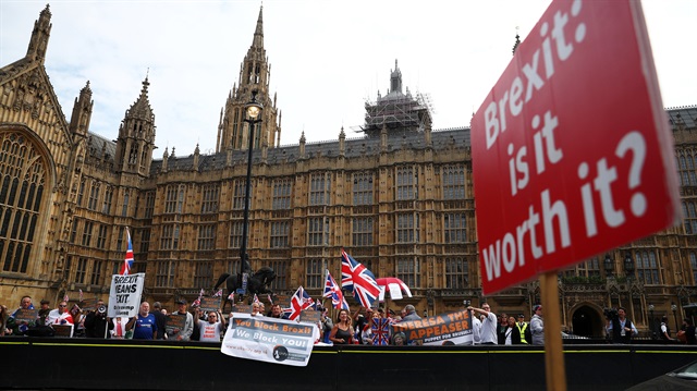 Pro and anti Brexit protesters demonstrate on opposite sides of the road outside the Houses of Parliament in London, Britain, September 5, 2018. 