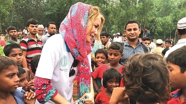 Gamze Özçelik, Umuda Koşanlar Derneği'nde yardıma muhtaç ailelere yardımlarını sürdürüyor.