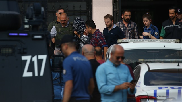 Okuldaki kadın çalışanı rehin alan şahıs polise teslim oldu.