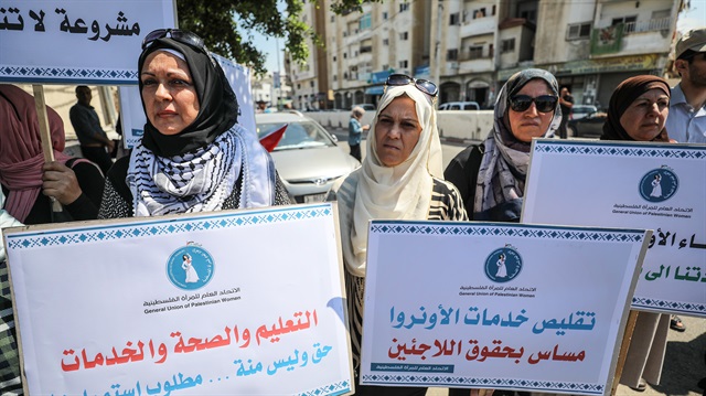 Palestinians protest U.S. decision to cut funding to UNRWA
