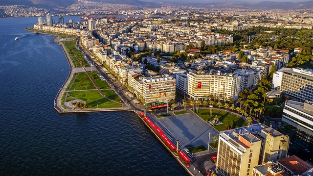 İzmir genelinde etkili olan kötü kokuya karşı tepkiler büyüyor.