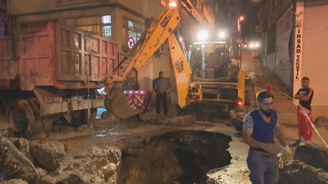 Ekiplerin olay yerindeki çalışmaları devam ediyor.