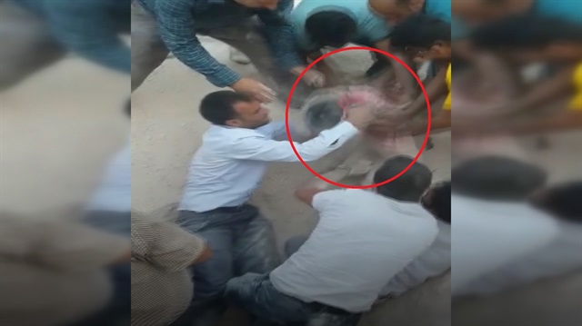 Küçük çocuğun kum altındaki yaşam savaşı