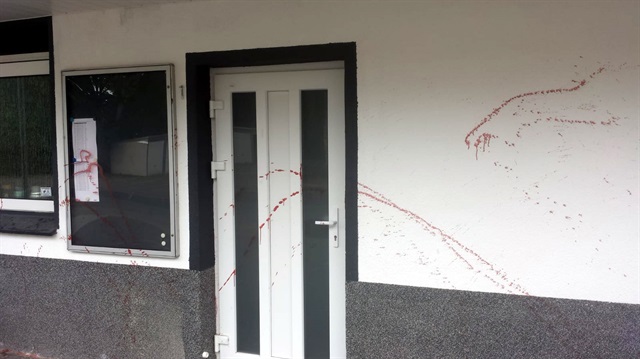 Bakımları ve badanası yeni yapılan camiye, domuz etinden yapılmış sosis ve kıyma parçalarıyla İslamofibik bir saldırı düzenlendi.