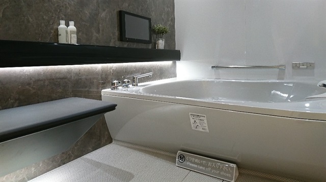 Banyo, dışarıdaki hava durumuna göre küvetin ışığını ayarlayabiliyor.