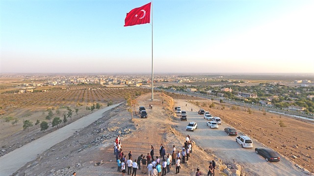 Ceylanpınar'daki hakim bir tepeye dikilen dev Türk bayrağı çok geniş bir alandan rahatlıkla görülebiliyor.