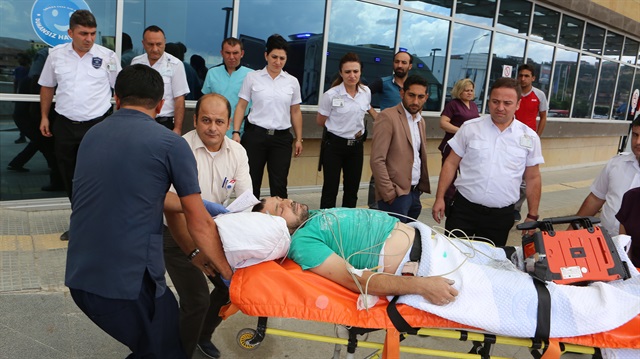 Sağlık ekiplerine bıçakla saldıran şahıs, polis tarafından vurularak etkisiz hale getirildi.