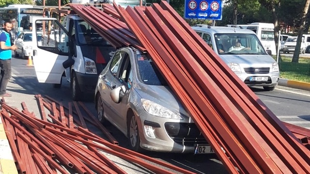 Kırmızı ışıkta bekleyen otomobilin üstüne demir profillerin düştüğü görüldü.
